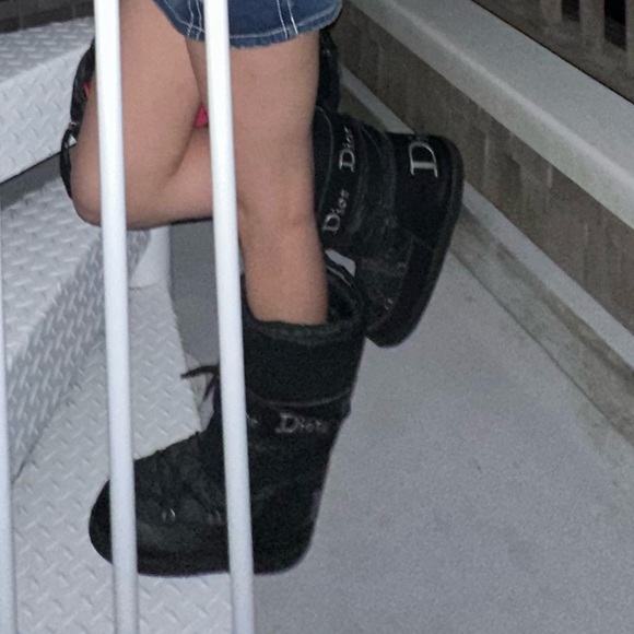 Dior snow boots has a little paint on one side size 8 - Picture 10 of 10